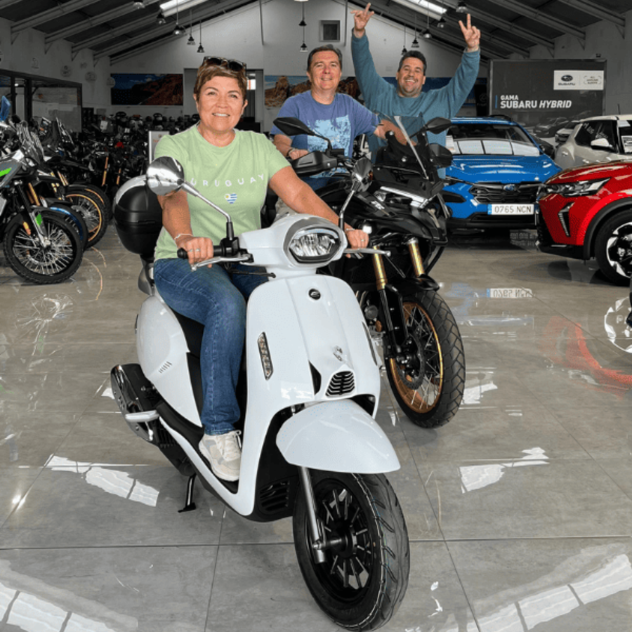 Juan quiso que esta aventura fuera de los dos… y sorprendió a su mujer María con su propia moto. Amor sobre dos ruedas ❤️ y mil historias por delante. ¡Felicidades pareja!