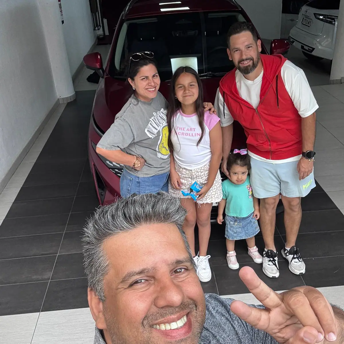 María, Irina, Zoe y Jhony